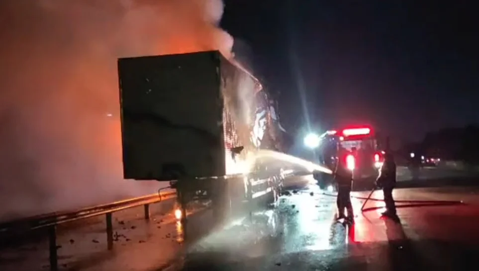 VÍDEO: Carreta com carga de encomendas é destruída em incêndio na free way abc+