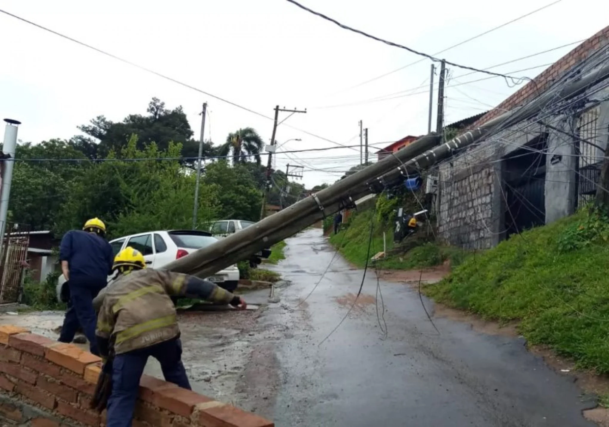 Ciclone no RS: Vento com alto poder de destruição ameaça deixar milhares sem luz, alerta MetSul abc+