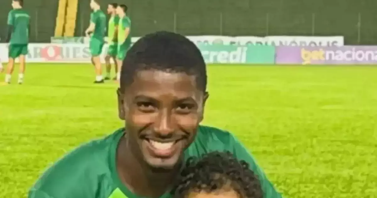 Jogador e esposa doam órgãos do filho após morte em acidente grave