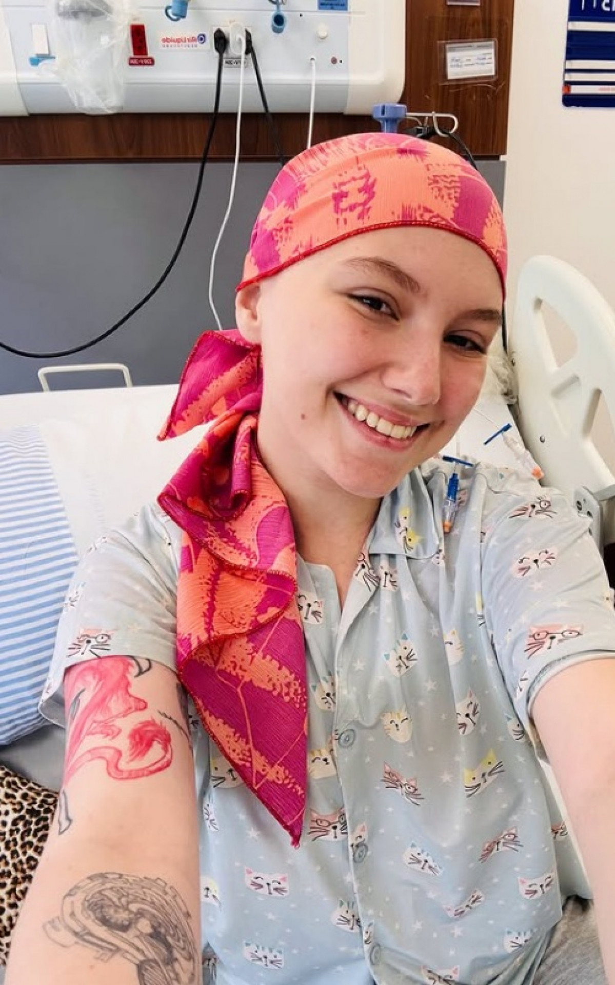 Influenciadora Isabel Veloso, que lutava contra um câncer, morre aos 19 anos | Brasil | O Dia
