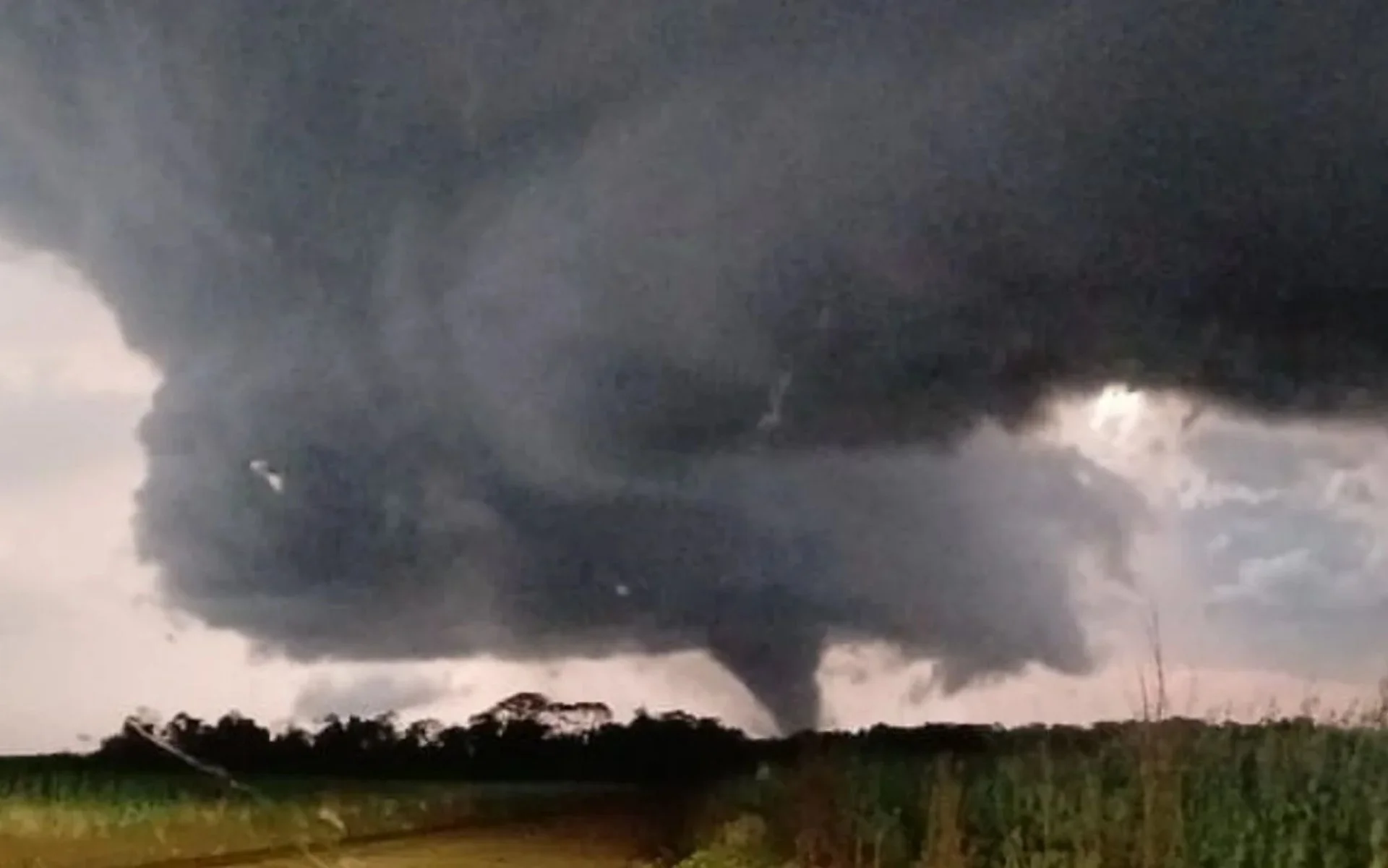 Entenda por que o RS pode ter tornado e ventos violentos durante onda de tempestades abc+