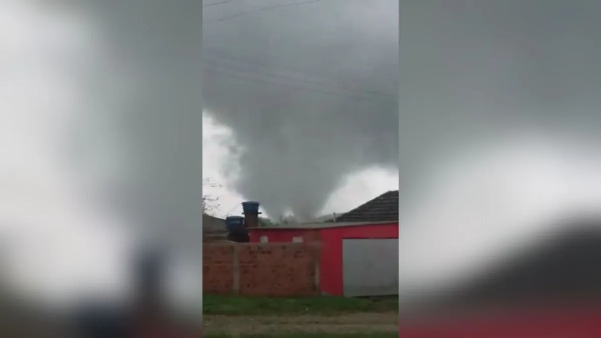 Grande tornado gerado por passagem de ciclone bomba atinge RS