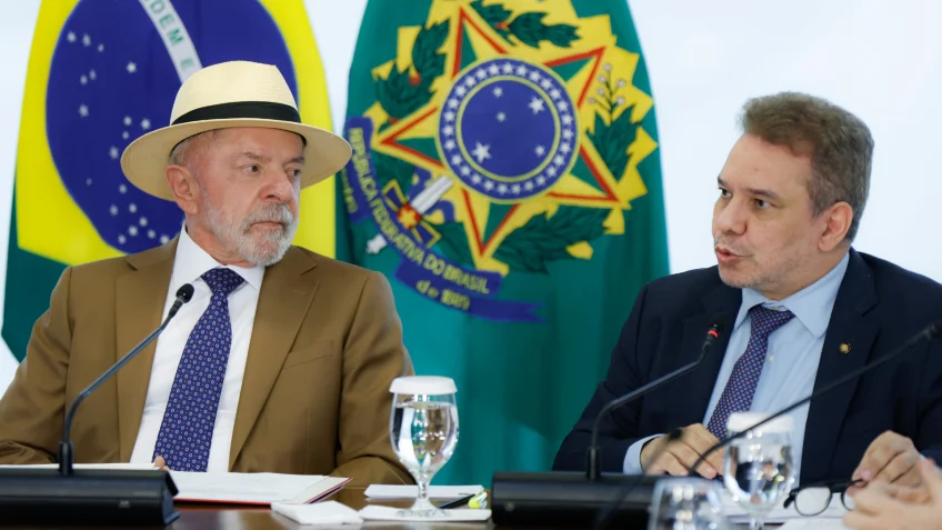 Governo Lula endurece penas de crimes digitais contra crianças