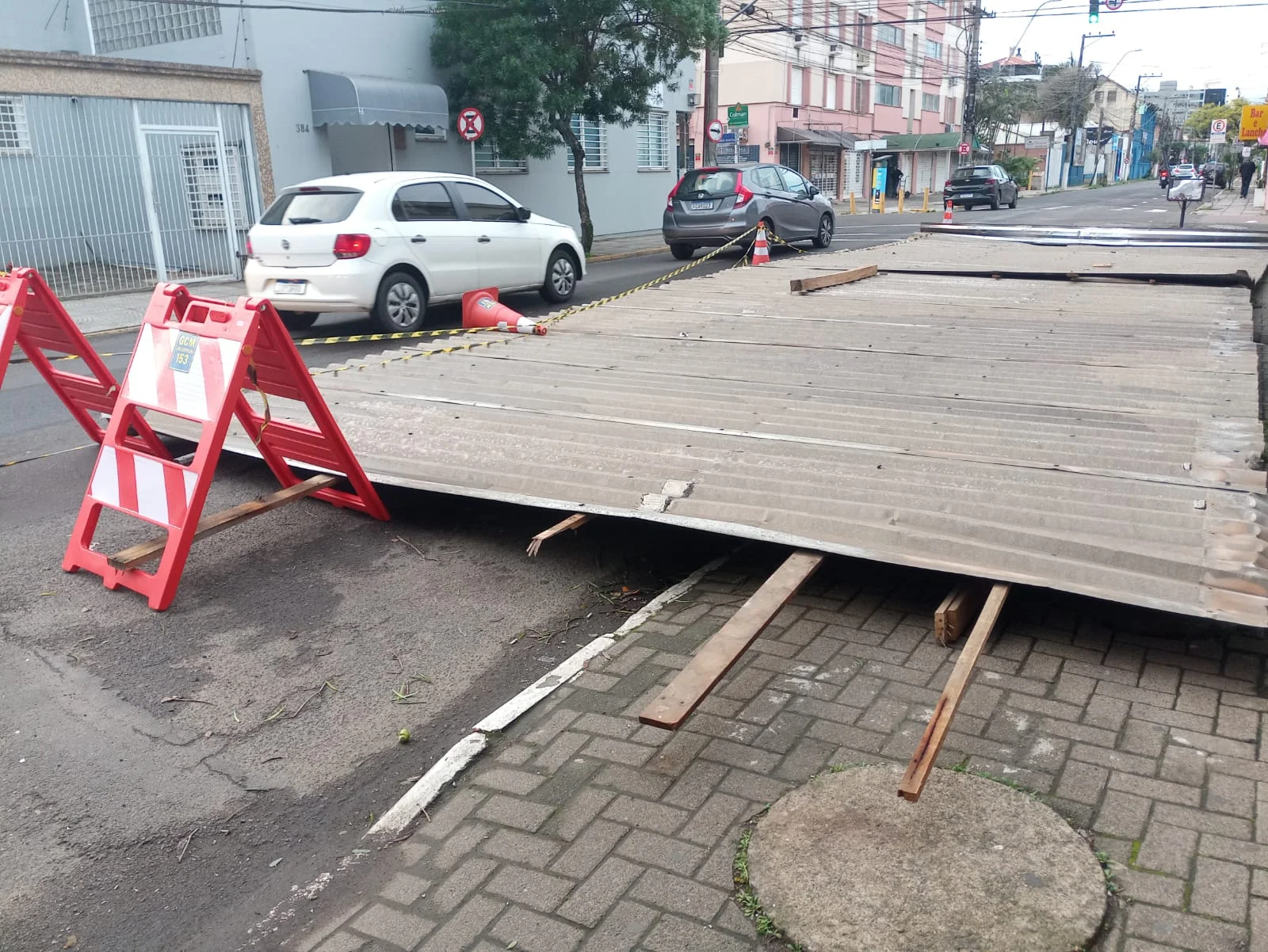 Parada de ônibus arrancada pelo vento e queda de árvore bloqueia a Estrada do Horto: Veja os estragos em São Leopoldo abc+