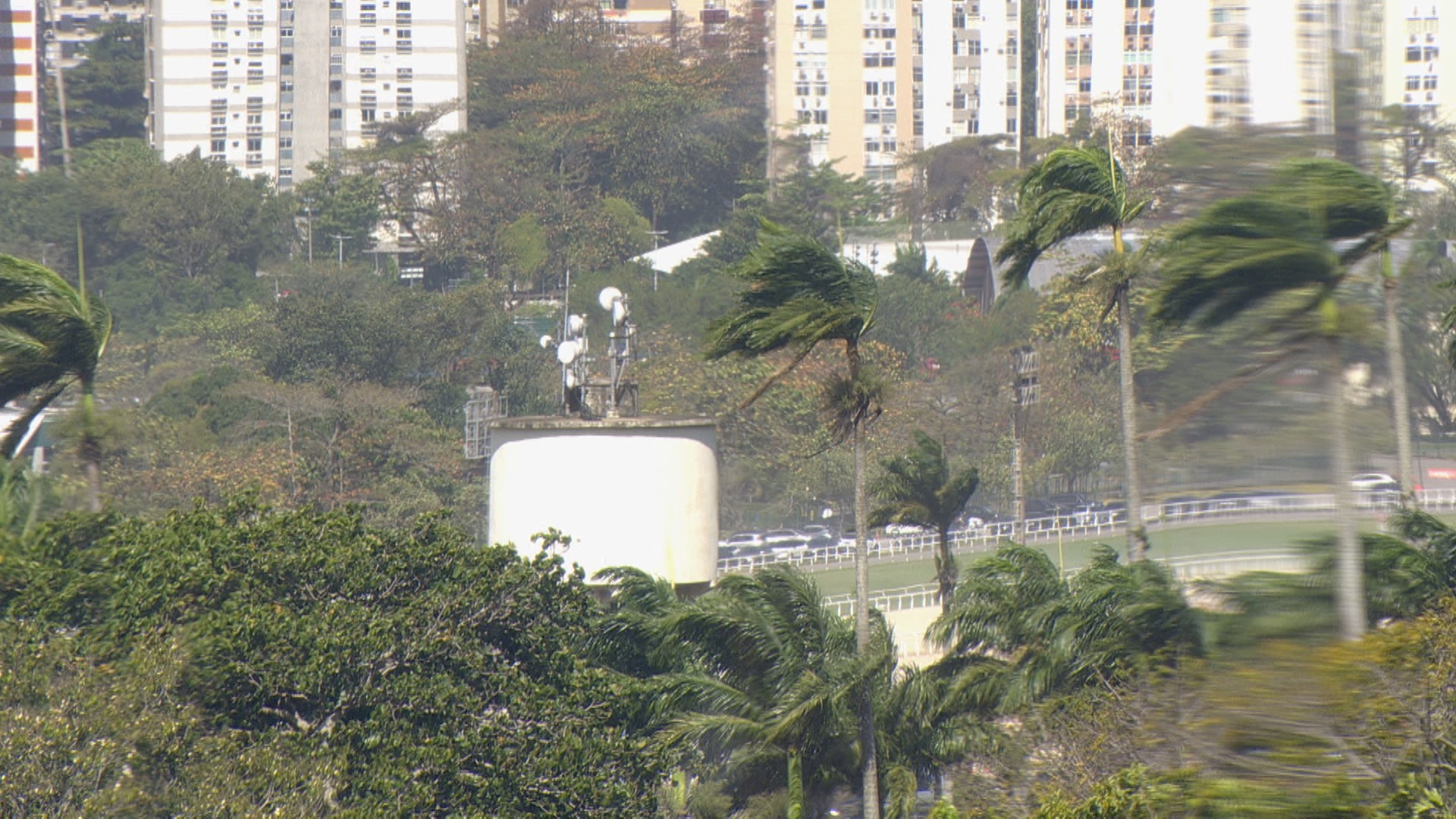 Governo e Prefeitura do Rio recomendam volta antecipada para casa após ventos fortes no RJ G1