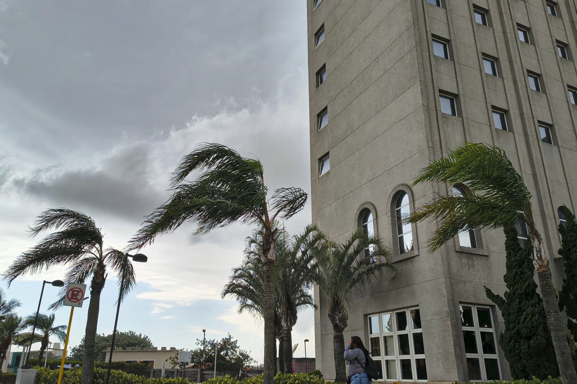 Ciclone-bomba provoca uma morte, tornado, derruba trens e para porto veja estragos em 11 estados