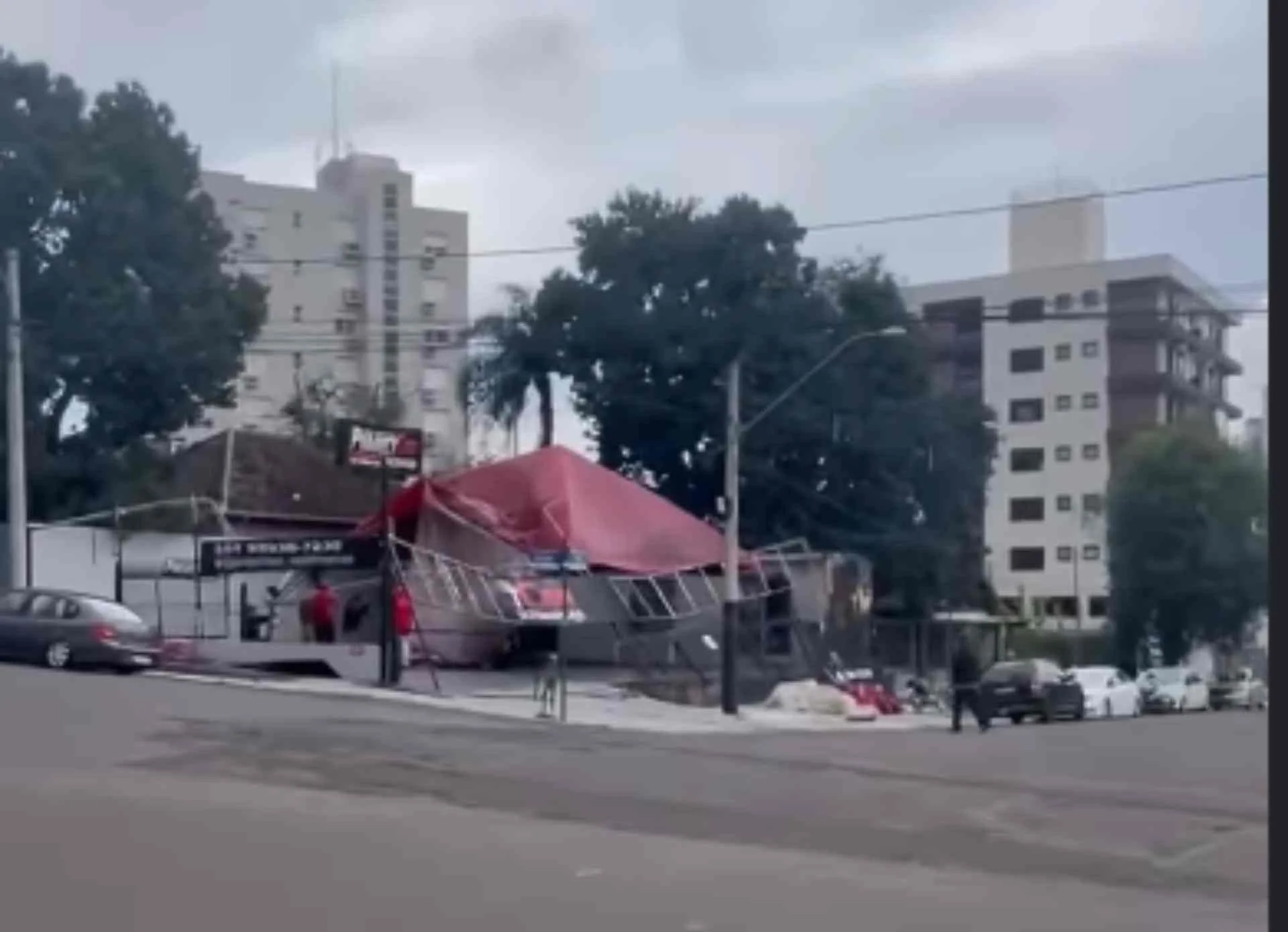 Danos em revenda de carros, calha de prédio arrancada e sinaleiras inoperantes estão entre os danos do vendaval abc+