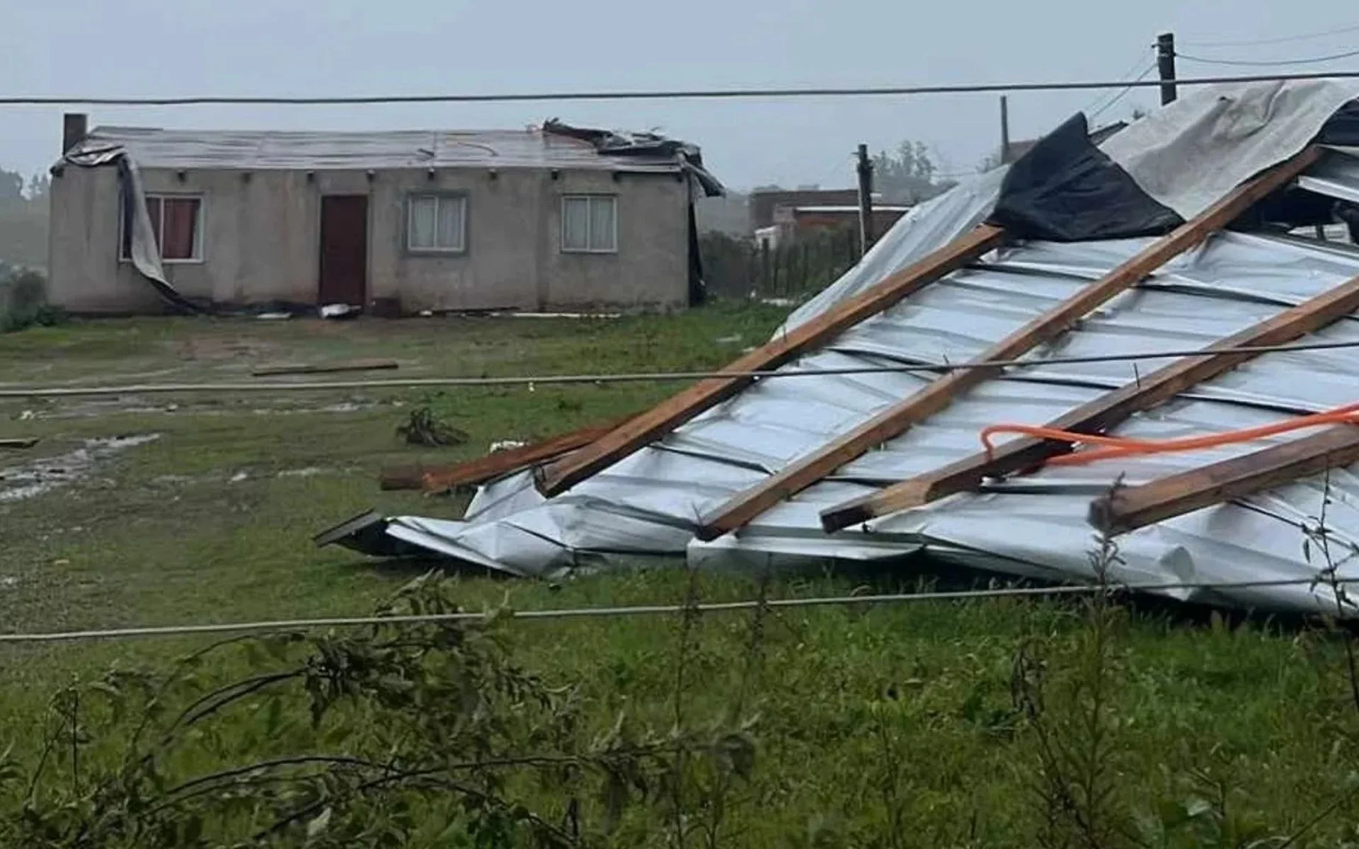 Morte e destruição: Homem e cavalo são atingidos por raio durante ciclone extratropical que derrubou estruturas no Uruguai abc+