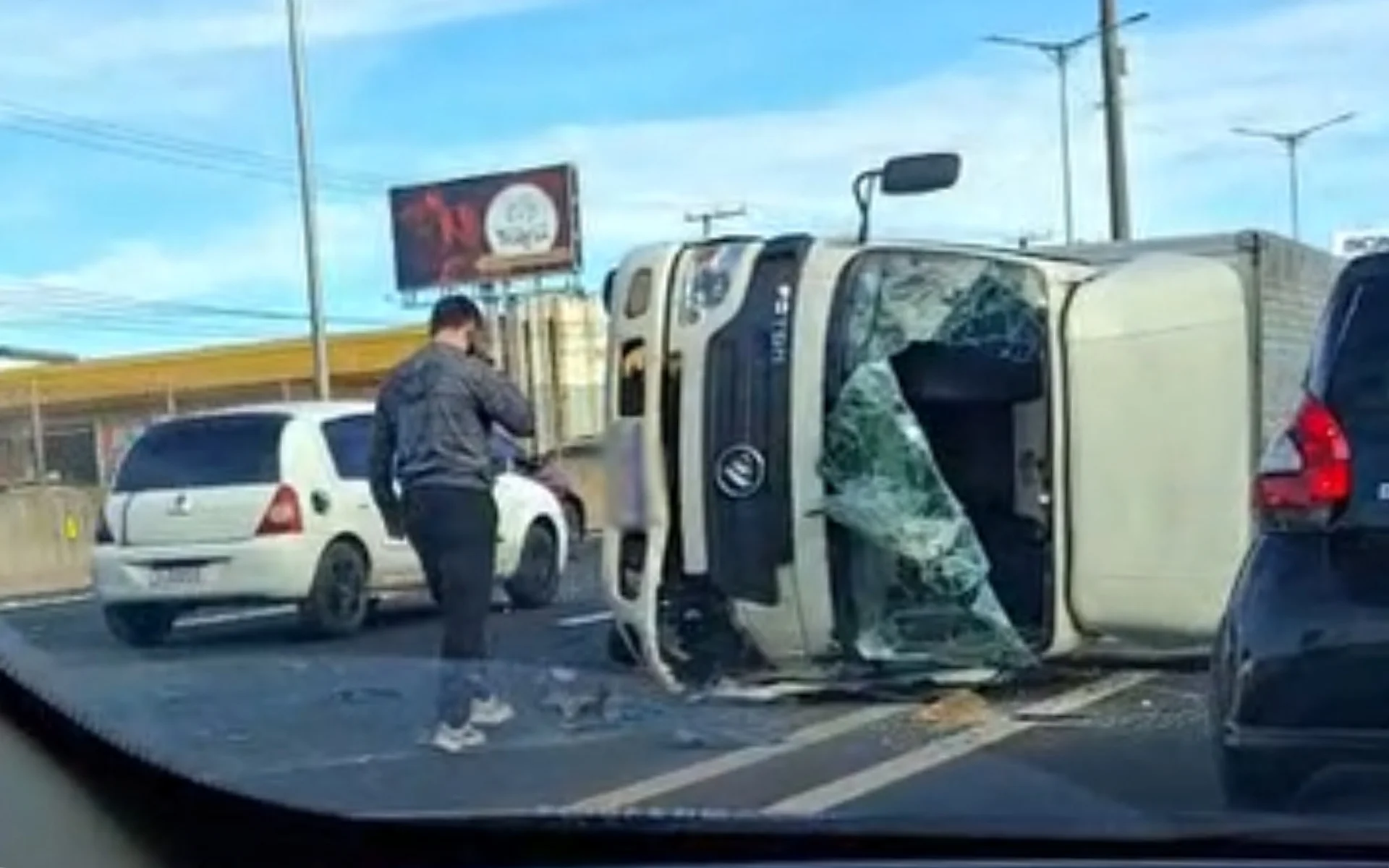 Caminhão de pequeno porte tomba na BR-116, em Sapucaia do Sul abc+