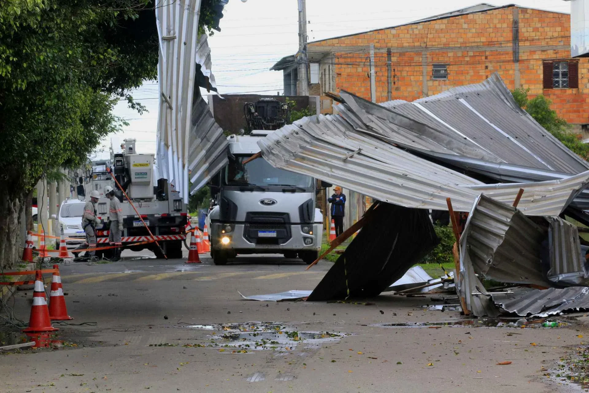 Temporal deixa 1.802 pessoas desalojadas e rastro de estragos no RS abc+
