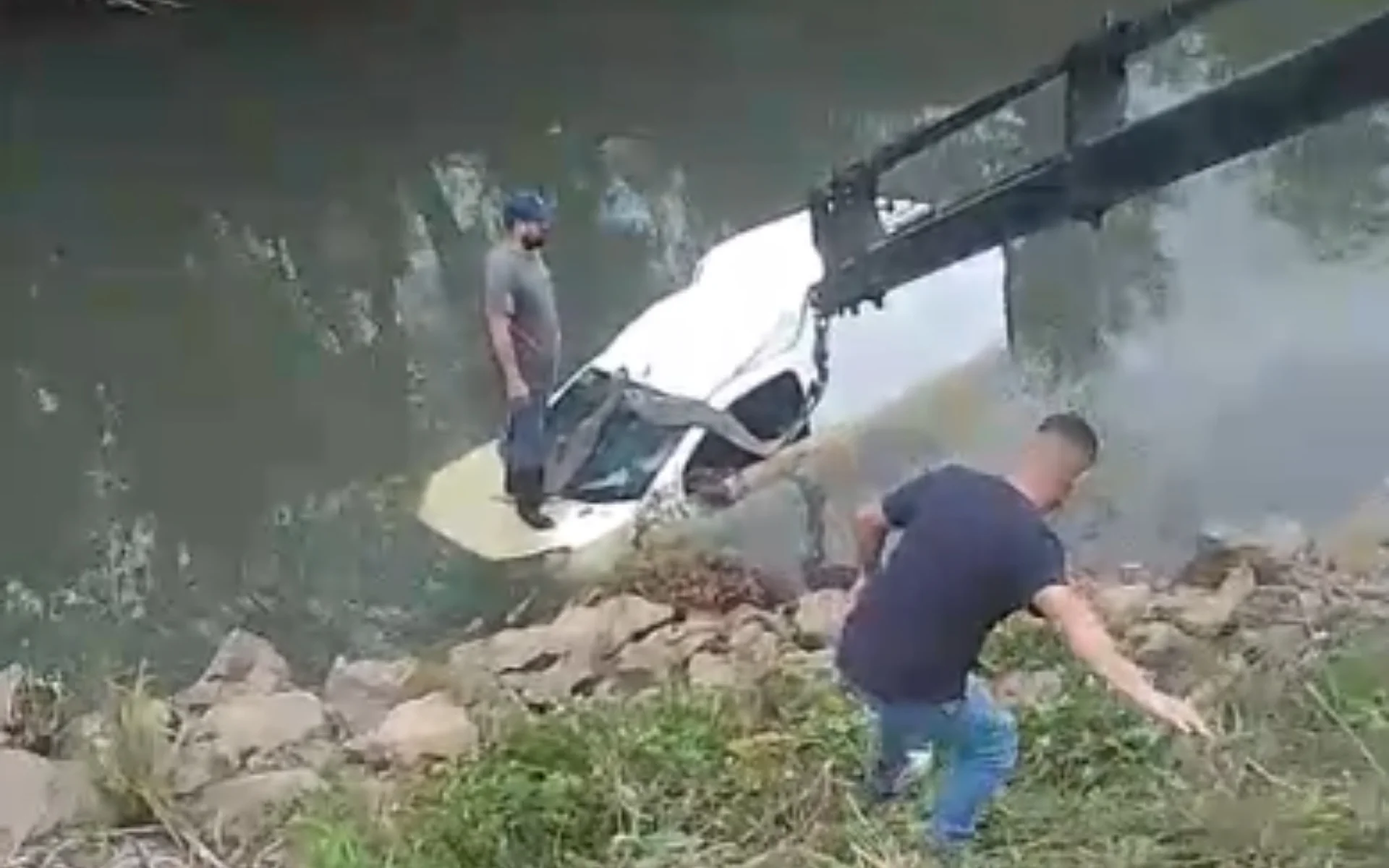 VÍDEO: Furgão cai em arroio no bairro Santo Afonso abc+