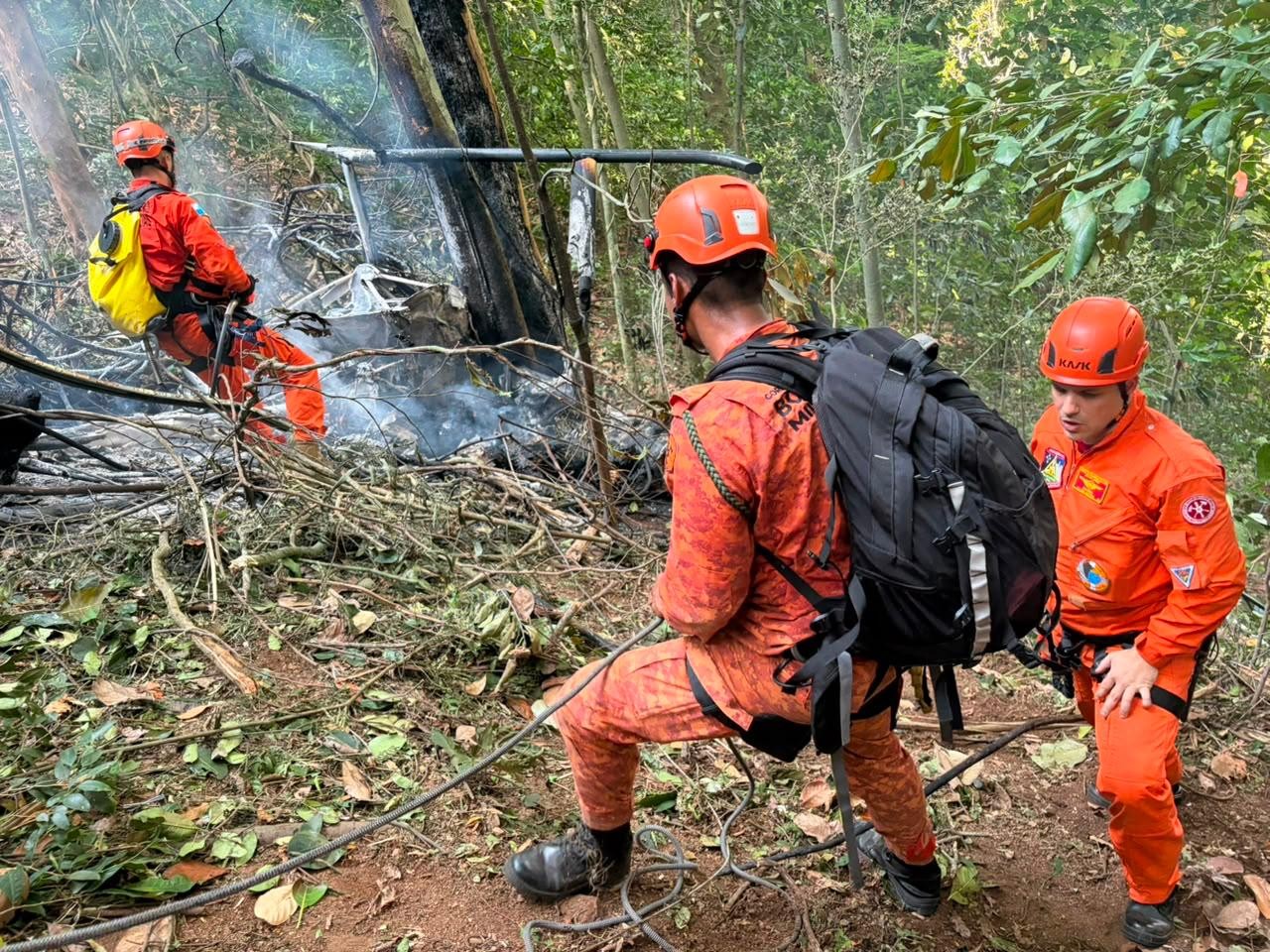 Passeio de colombianas em helicóptero que caiu foi com portas abertas, duraria 20 minutos e custou R$ 2.550 G1