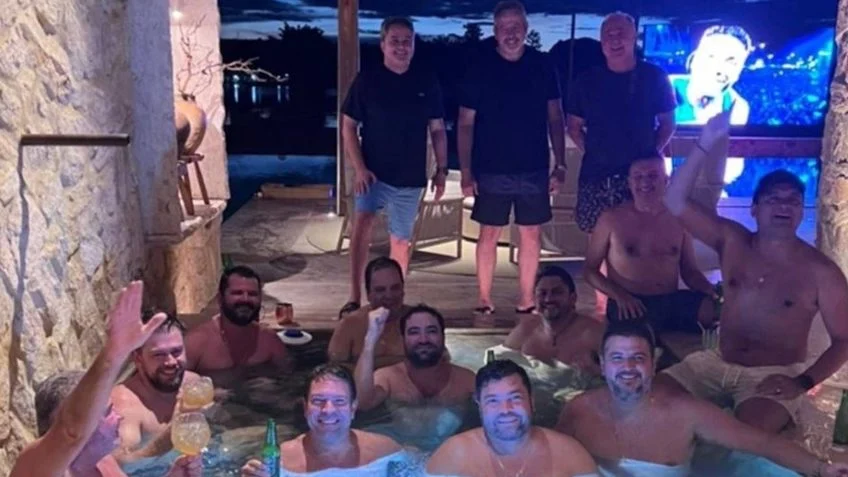 Foto achada pela PF mostra políticos em piscina com advogado investigado