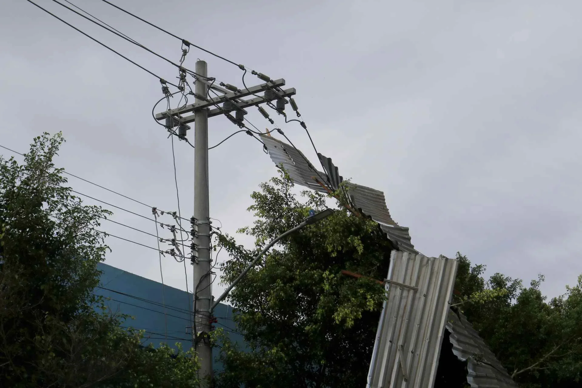 Mais de 15,4 mil continuam sem energia elétrica quase dois dias após temporal no RS abc+