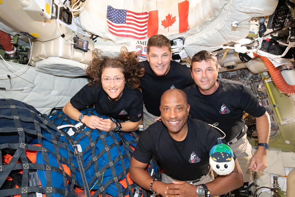 Astronautas iniciam processo de reentrada na Terra; acompanhe ao vivo