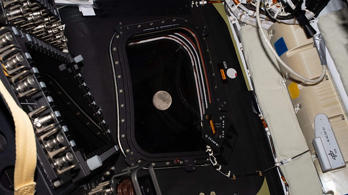 Tripulação da Artemis II regressa à Terra depois de ter batido o recorde de voo lunar