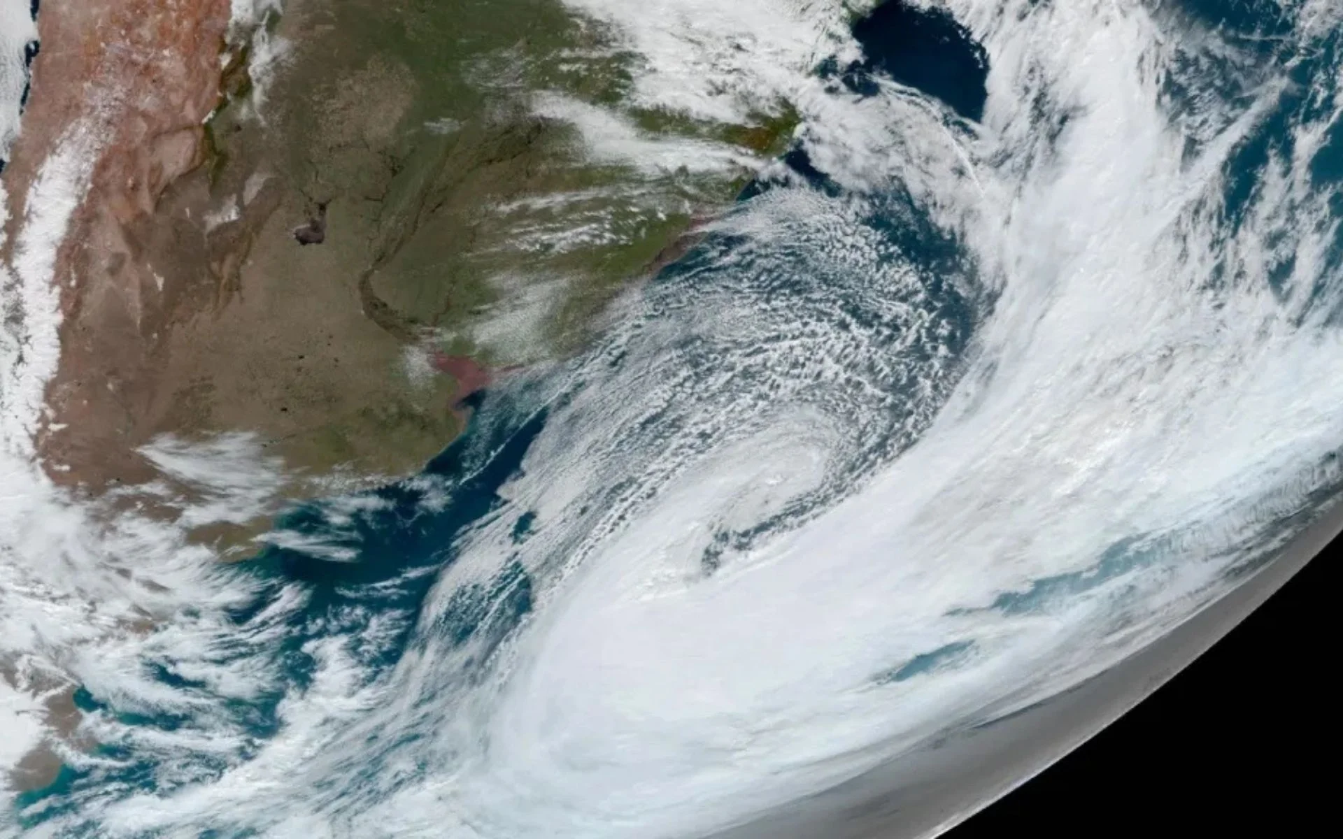 Ciclone bomba no oceano é visto do espaço e registrado pela Nasa abc+