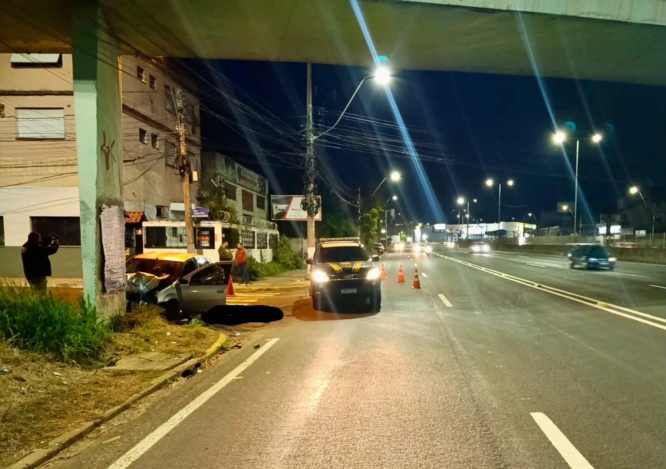 VÍDEO: Homem morre após carro bater em pilar de passarela na BR-116 abc+