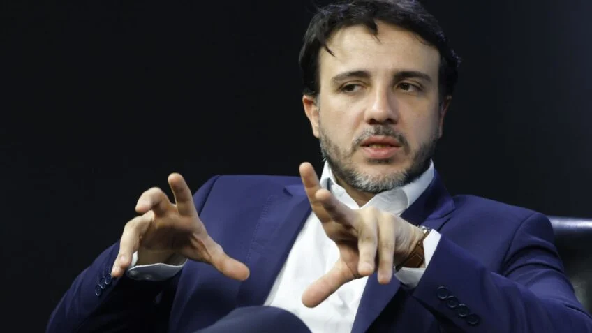 Algumas mulheres veem homens só como caixa eletrônico, diz Renan Santos