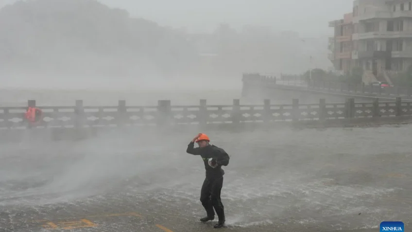 Tufão Dolphin chega à China após ventos de até 162 km/h