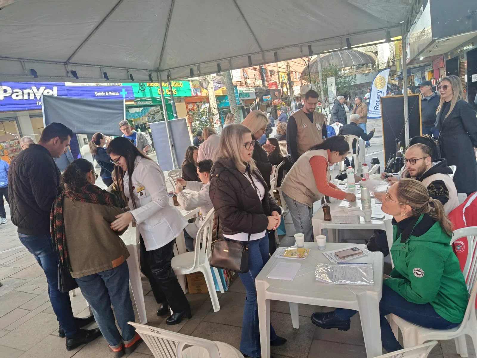 Muitas pessoas ignoram : Mutirão contra hepatite C faz alerta e garante testes rápidos no Calçadão de Canoas abc+
