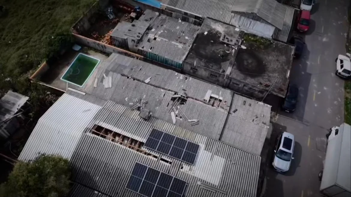 Bairros sem energia elétrica e casas destelhadas: Parobé vive retomada após temporal e ventania abc+