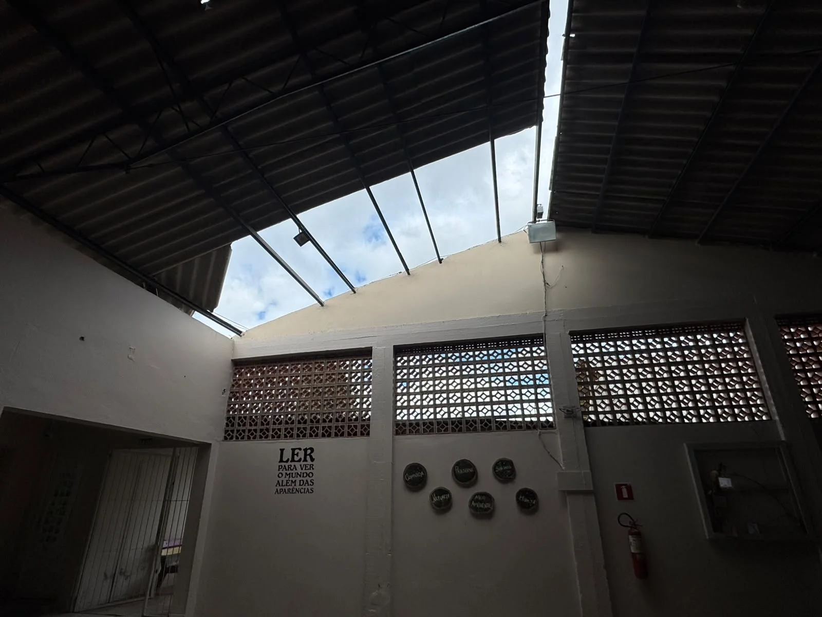 Casas destelhadas e árvores caídas: O que se sabe até agora sobre os estragos do temporal no RS abc+