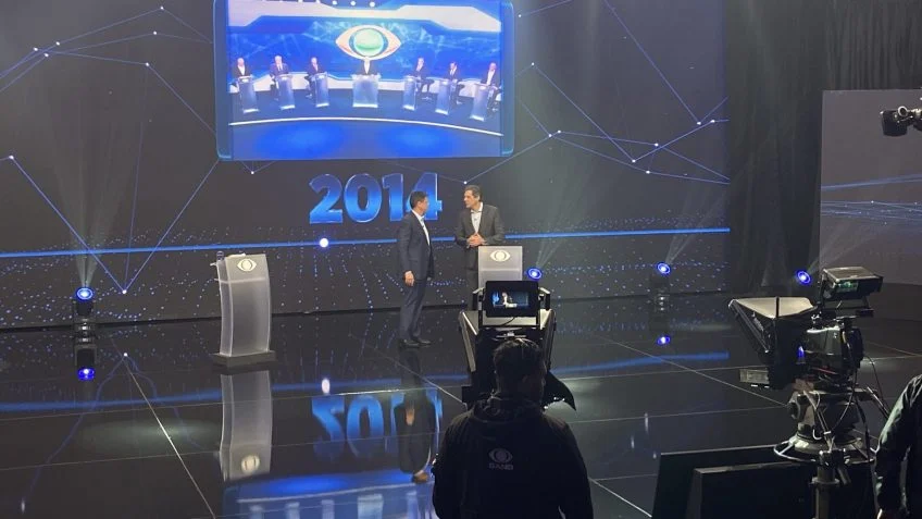 Antes do debate, Tarcísio vai até Haddad e puxa conversa