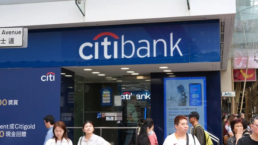 Boom de IPOs e plano tributário ajudam Hong Kong a atrair talentos