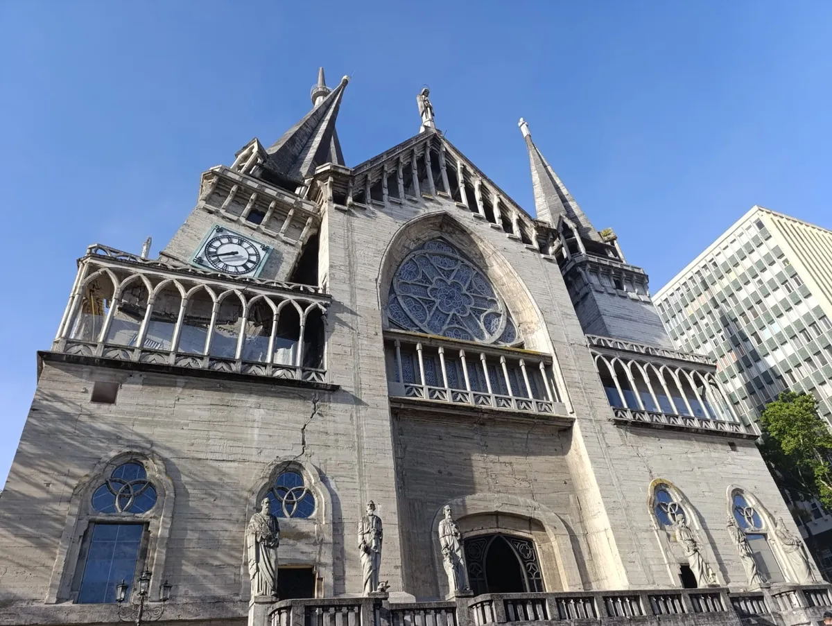Torre de catedral de Manizales, na Colômbia, cai após terremoto