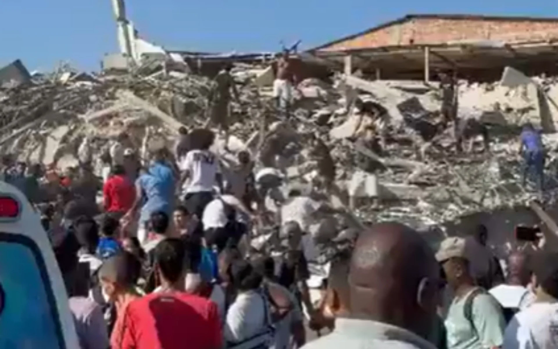 VÍDEO: Terremoto de 7,4 atinge a Colômbia e causa destruição abc+