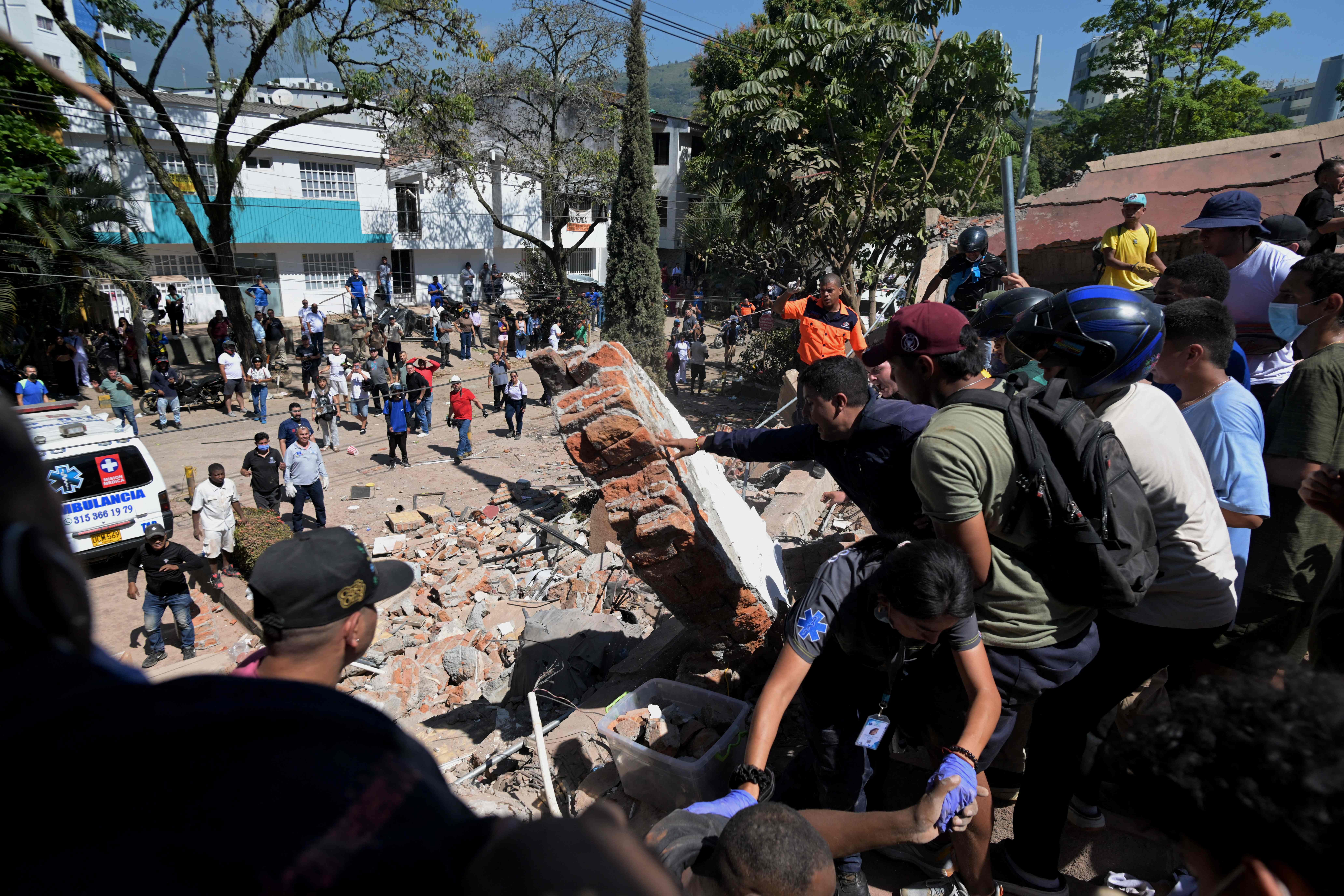 Presidente da Colômbia declara situação de desastre nacional após terremoto deixar 80 mortos vídeos