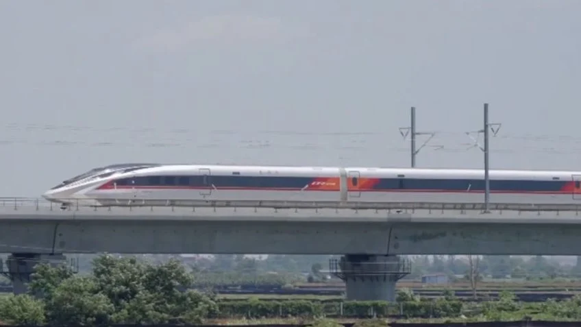 China realiza testes com trem-bala mais rápido do mundo