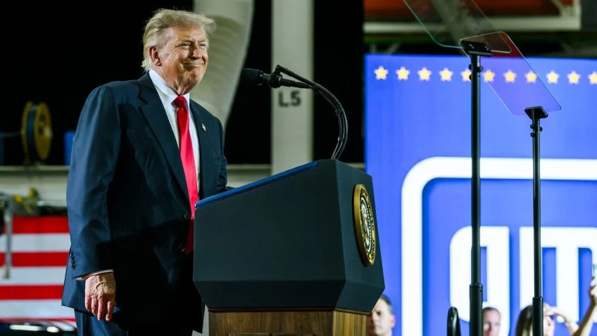 Trump fez voo secreto para sair da Turquia por ameaças, diz jornal