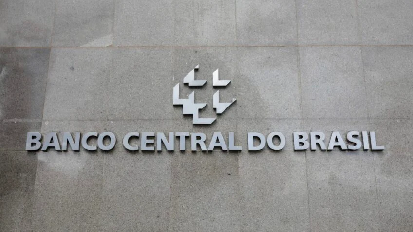 Juros precisam permanecer restritivos, diz ata do Copom