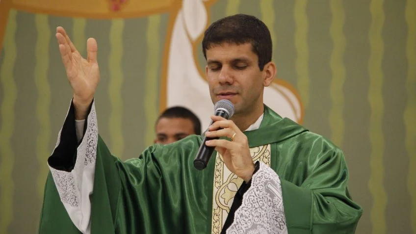 Diocese excomunga padre por integrar grupo excluído pelo Vaticano