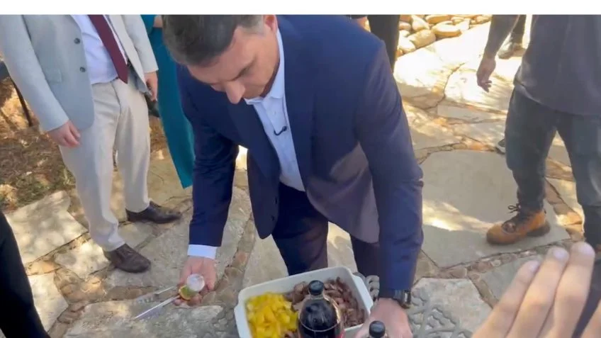 Flávio serve churrasco a jornalistas e critica decisão de Moraes