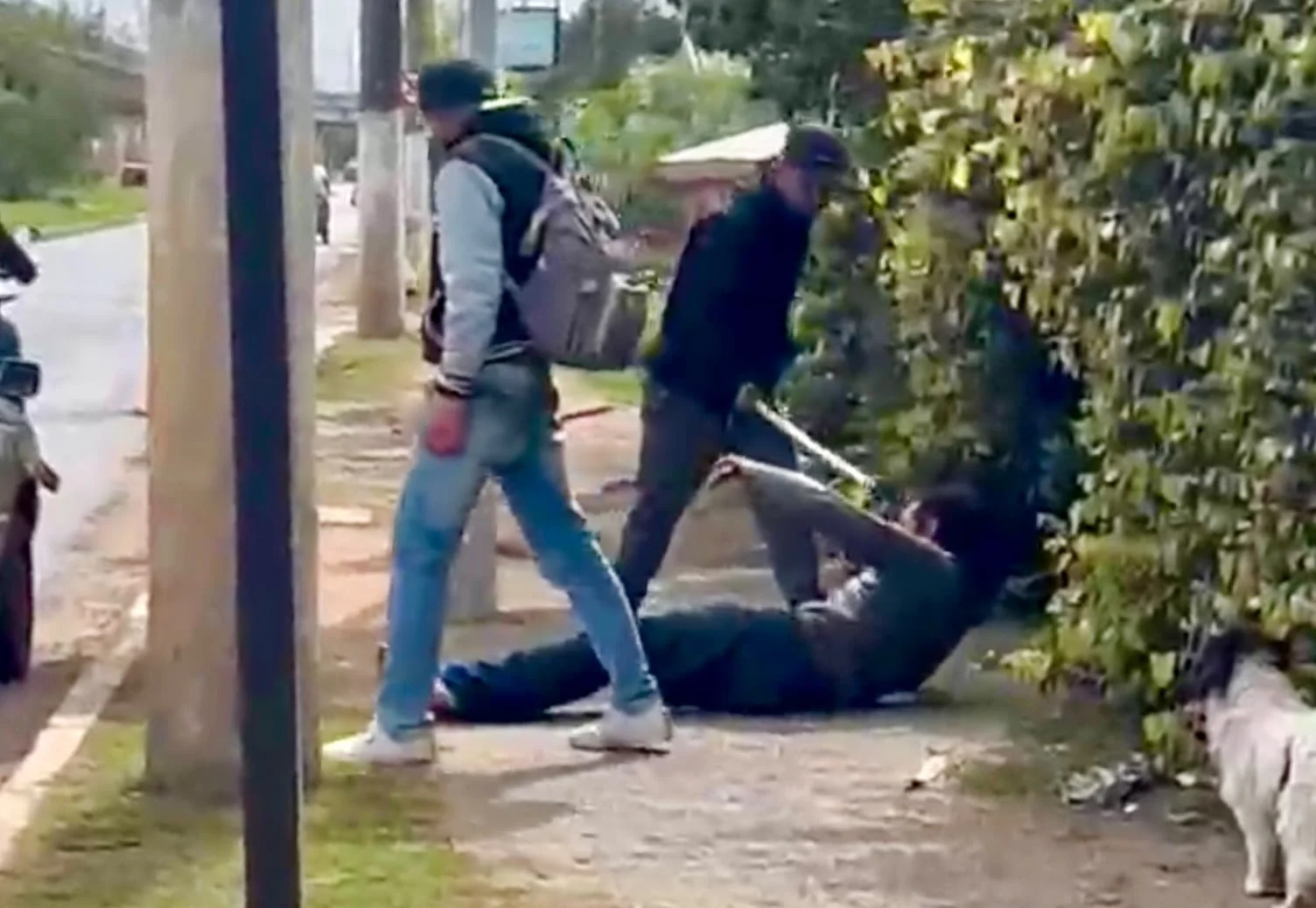 Imagens fortes: Vídeo mostra ataque a homem morto em avenida de São Leopoldo abc+