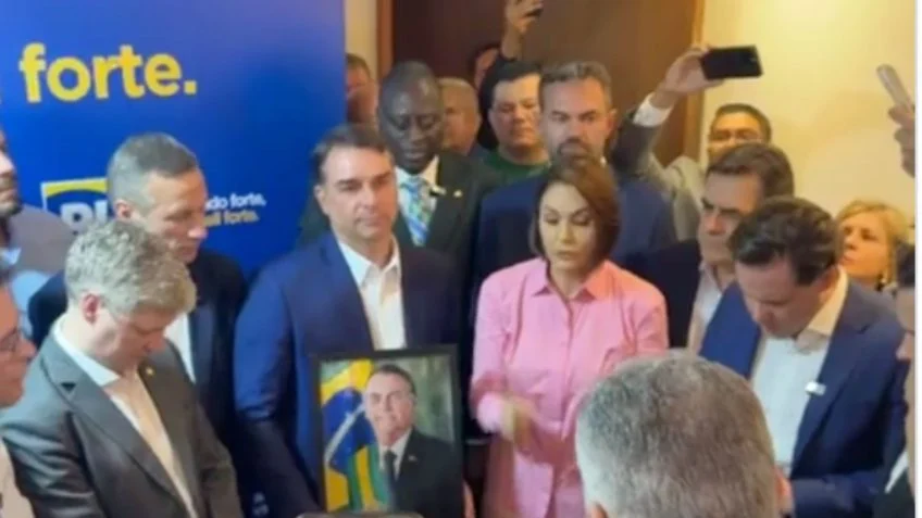 Michelle realiza oração ao lado de Flávio assista ao vídeo