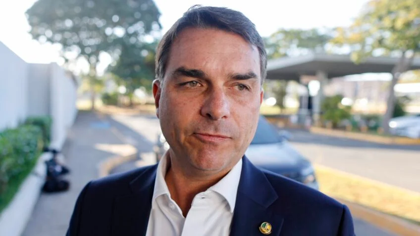 PT publica vídeo questionando elogios de Flávio ao pai