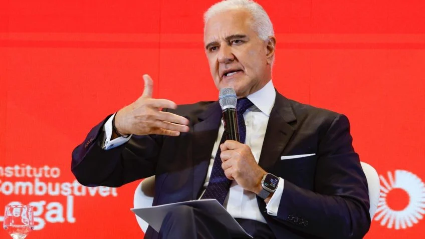 Fiscalização de postos daria R$ 2 bilhões ao Rio, diz Júlio Lopes