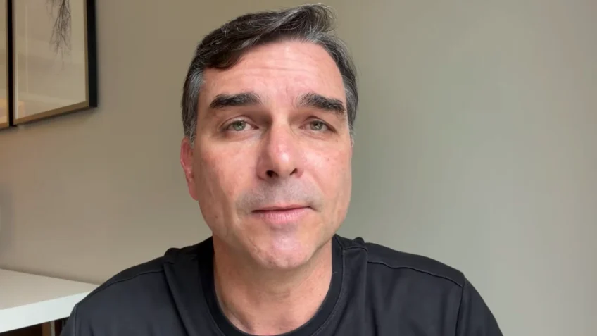 “Equívoco”: perfis de Flávio incluem pós-graduação que ele não fez