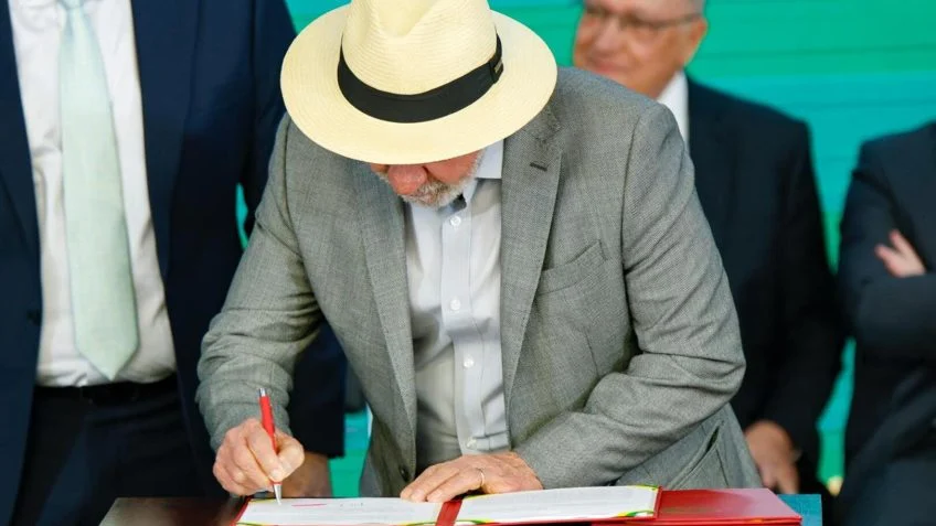 Lula baixa regras para combustível sustentável de aviação para 2027