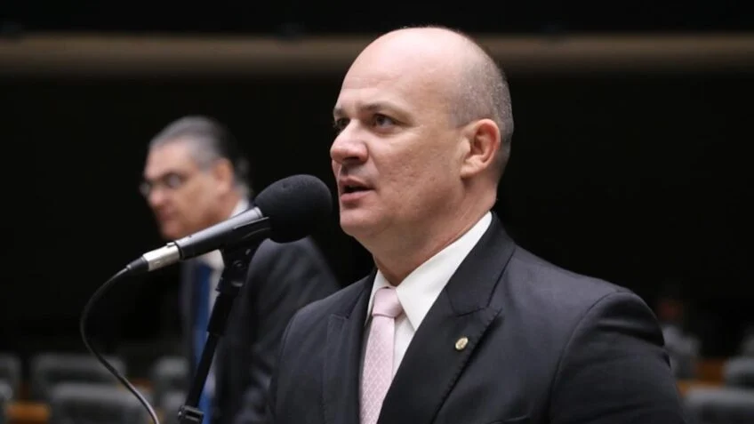 Oposição pede impeachment de Moraes por busca contra fonte de jornalista