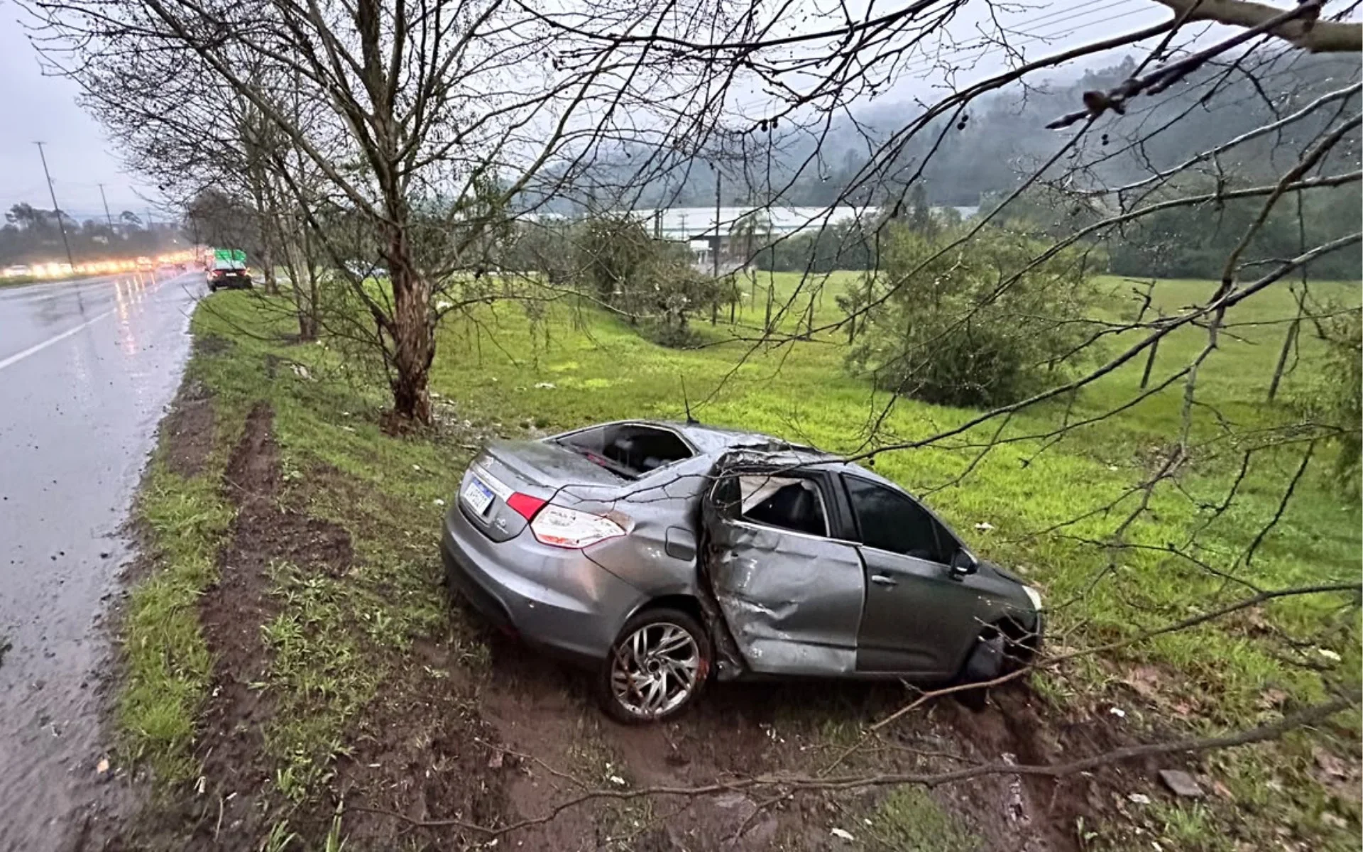 Carro aquaplana e faz motorista descer barranco às margens da RS-239 abc+