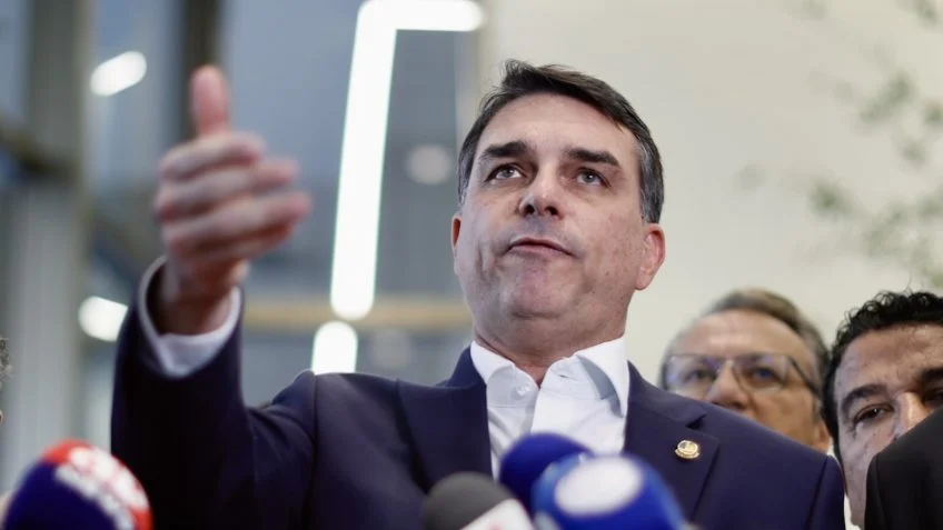 Missão diz que tentou cancelar filiação de Flávio, mas que TSE rejeitou