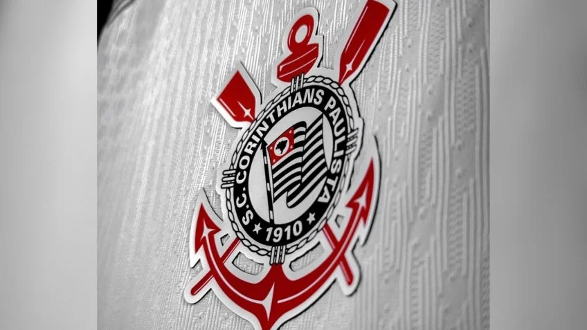 Damares questiona governo sobre site adulto patrocinar o Corinthians