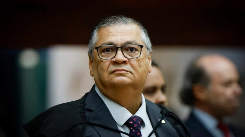 Dino diz suportar injustiças calado, depois de ação contra jornalista