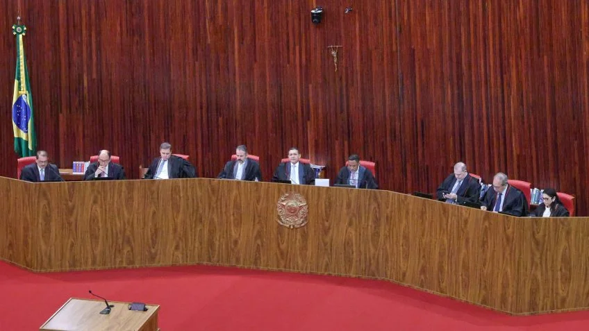 TSE suspende novas filiações após registro indevido de Flávio