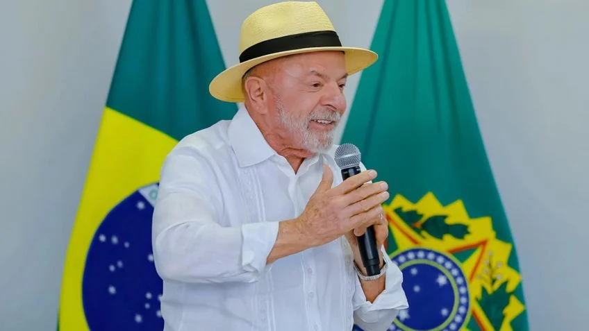 Lula vê “muita encrenca” no mundo e não quer vender terras-raras